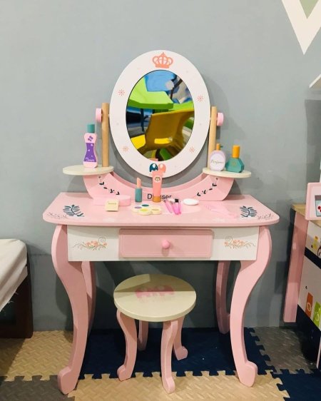 طاولة مكياج للبنوتات